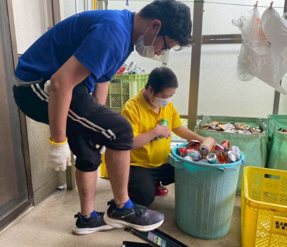 アルミ缶つぶし作業