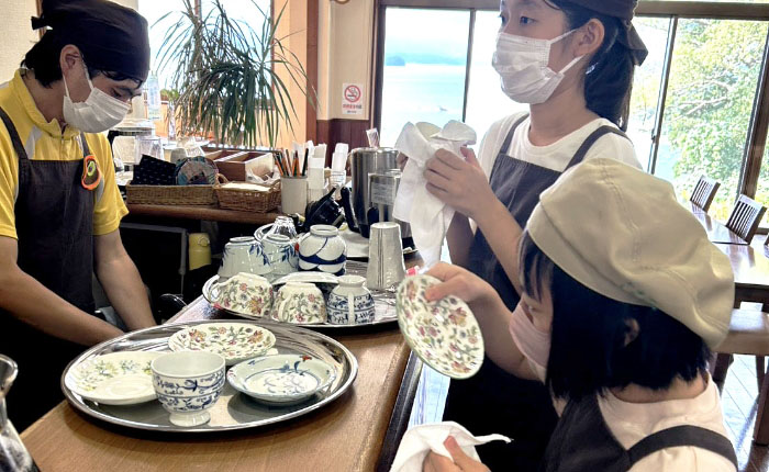 洗浄・拭き上げ作業